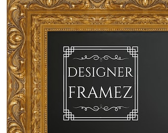 Puede incluir: Un marco rectangular con un acabado dorado tallado y ornamentado que presenta intrincados patrones de volutas y hojas. El centro es una superficie negra sólida que muestra el texto blanco DESIGNER FRAMEZ dentro de un borde decorativo.