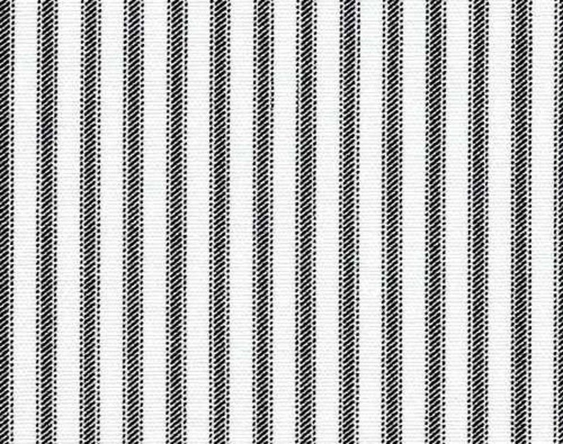Puede incluir: Una tela textil con un patr&oacute;n repetitivo de rayas verticales. El dise&ntilde;o consiste en una alternancia de bandas blancas anchas y bandas negras m&aacute;s estrechas, compuestas estas &uacute;ltimas por finas l&iacute;neas diagonales con textura.