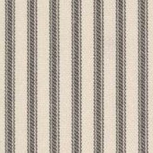Puede incluir: Una tela textil con un patr&oacute;n repetitivo de rayas verticales. El dise&ntilde;o consiste en una alternancia de bandas anchas de color crema y rayas m&aacute;s estrechas de color gris carb&oacute;n oscuro con una sutil textura tejida en toda la superficie.