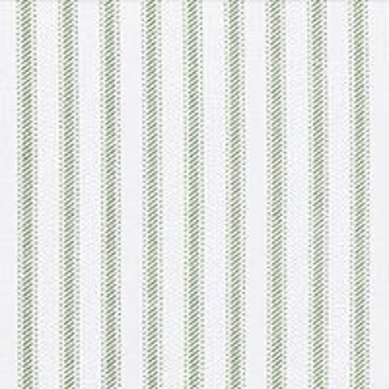 Puede incluir: Una tela textil con un patr&oacute;n repetitivo de rayas verticales de color verde salvia sobre un fondo blanco n&iacute;tido. Las rayas consisten en l&iacute;neas finas y paralelas que crean una apariencia texturizada en la superficie del material tejido.