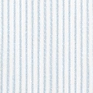 Puede incluir: Una tela blanca con un patr&oacute;n repetitivo de rayas verticales de color azul claro. Una cinta m&eacute;trica est&aacute; colocada en el borde inferior, mostrando una escala de 15 cent&iacute;metros, indicando la escala del patr&oacute;n de la tela y el ancho del material.