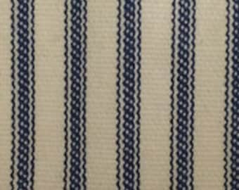 Puede incluir: Tela blanca con finas rayas azul marino. Las rayas tienen un diseño tejido y texturizado.