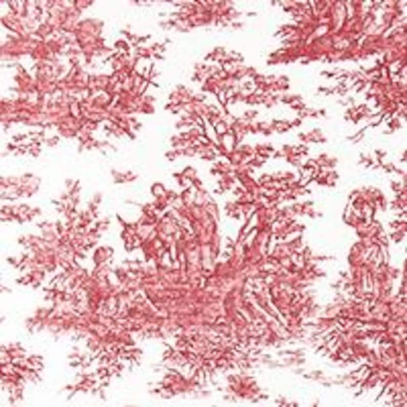 Puede incluir: Una tela blanca con un patr&oacute;n repetitivo de toile de jouy en color rojo. El dise&ntilde;o muestra escenas pastorales detalladas con figuras, &aacute;rboles y animales, incluyendo personas montando un burro e individuos en un paisaje.