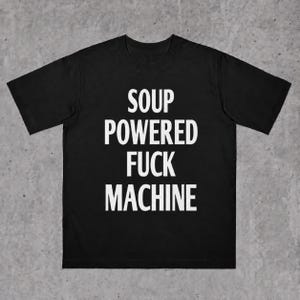 Soup Powered Fuck Machine - Roliga T-shirts, Skämtpresenter, Meme-T-shirts, Parodipresenter, Vuxen-T-shirts, Vuxenhumor, TikTok-T-shirts, Ironiska T-shirts och mer