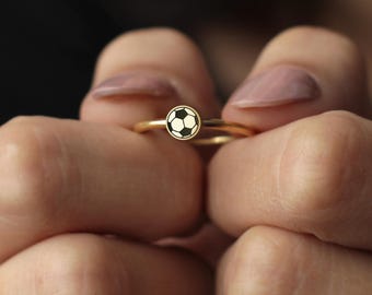 Anillo de fútbol / Joyería deportiva apilable y delicada de oro de 18 quilates / Regalo para futbolista, entrenador o mamá / Anillo de oro minimalista para el día a día