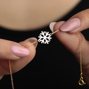 Snowflake Bracelet | 18K Gold Dainty Snowflake Charm Bracelet | Minimalist Snow Jewelry Gift for Her | Holiday Bracelet for Everyday Wear