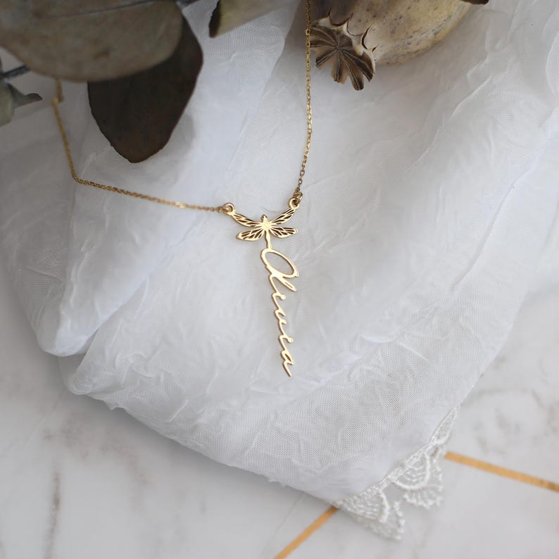 Custom Dragonfly Necklace with Name | 18K Gold Personalized Minimalist Dainty Dragonfly Necklace | Dainty Layered Necklace for Her bild 4