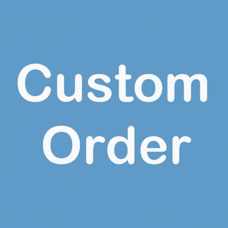 Pu&ograve; includere: Uno sfondo azzurro con le parole "Custom Order" in un grande carattere bianco senza grazie. Il testo &egrave; centrato e occupa la maggior parte dell'immagine.