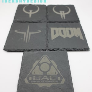 Grawerowane laserowo podkładki z łupków z logo Quake, Doom i UAC - nostalgia za grami wykonana z kamienia naturalnego