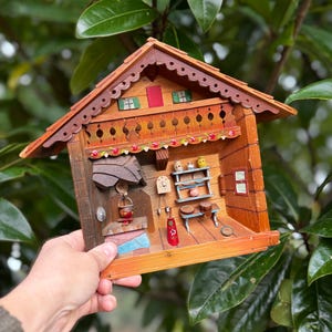 Vintage 1970er Jahre Diorama Schaukasten - Miniatur Cottage Szene - Holz Wandbild - Retro Bauernhaus Deko