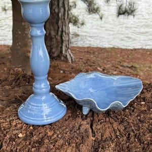Conjunto de cerâmica vintage azul com efeito escória - Castiçal torcido - Prato em formato de concha com babados - Esmalte azul marmorizado - Decoração campestre