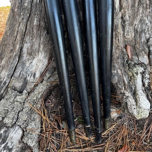 Puede incluir: Cuatro patas de mueble negras y cónicas con puntas de color latón y pernos roscados. Estas patas de estilo moderno de mediados de siglo están hechas de madera y son adecuadas para varios proyectos de muebles. Cada pata tiene un acabado liso y brillante.