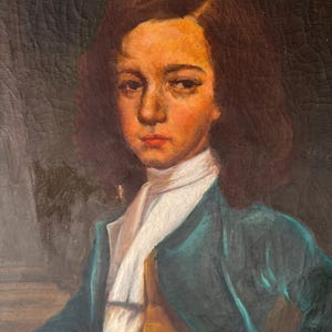 Pode incluir: Retrato a &oacute;leo de uma pessoa com cabelo castanho, usando uma camisa branca com gola, um colete amarelo e um casaco verde-azulado. A pessoa tem uma express&atilde;o s&eacute;ria e est&aacute; olhando diretamente para o espectador. O fundo &eacute; escuro.