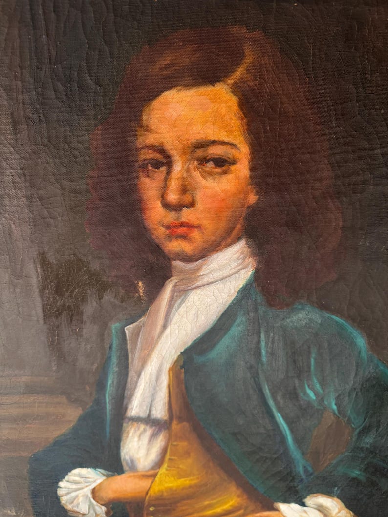 Pode incluir: Retrato a &oacute;leo de uma pessoa com cabelo castanho, usando uma camisa branca com gola, um colete amarelo e um casaco verde-azulado. A pessoa tem uma express&atilde;o s&eacute;ria e est&aacute; olhando diretamente para o espectador. O fundo &eacute; escuro.