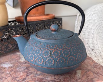Blaue Teekanne aus Gusseisen – Teekanne im floralen Tetsubin-Stil – emailliert – Teesieb aus Edelstahl – japanisches Teegeschirr
