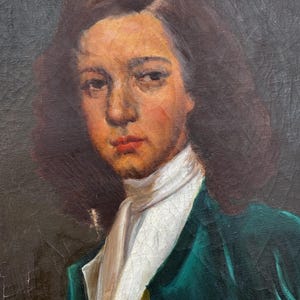 Pode incluir: Retrato a &oacute;leo de uma pessoa com cabelo escuro, usando uma camisa branca com gola e um casaco verde escuro. O retrato tem uma est&eacute;tica vintage com pinceladas vis&iacute;veis e um fundo escuro.