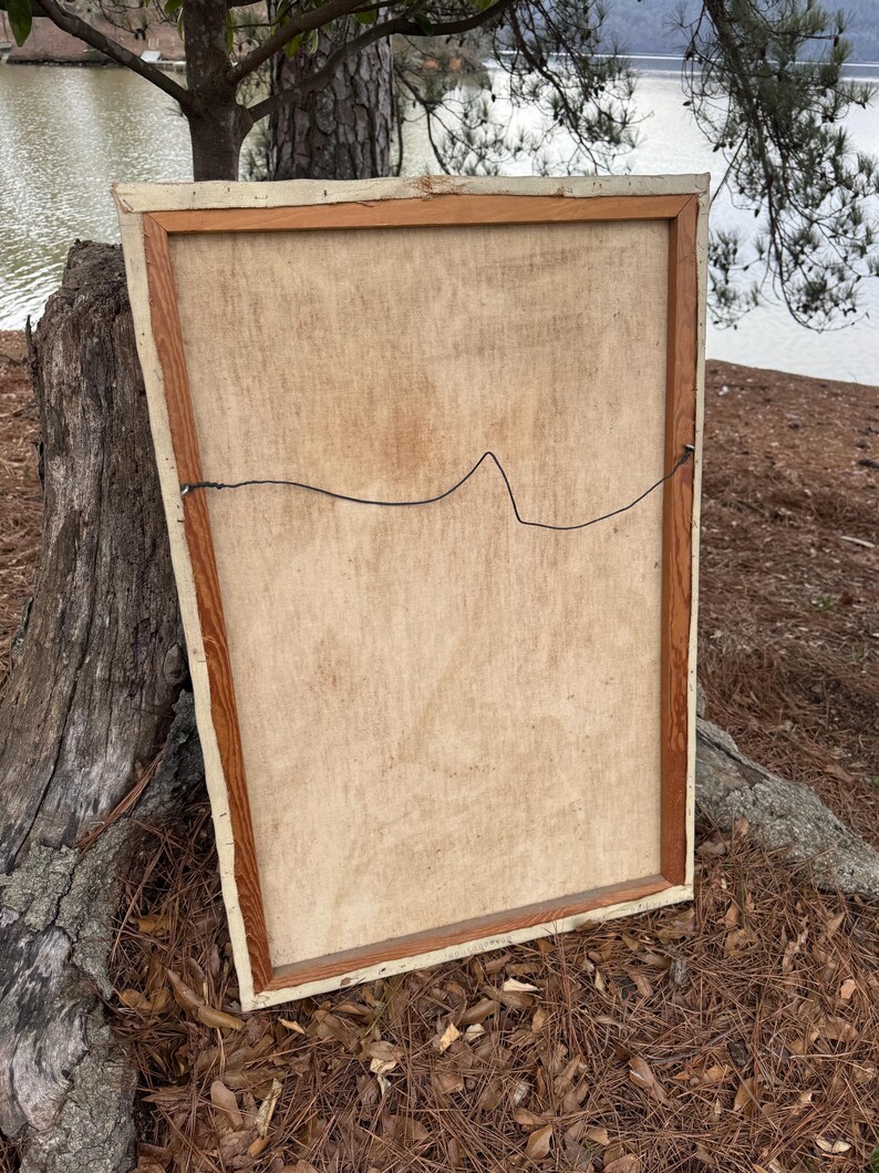 Pode incluir: Verso de uma pintura em tela emoldurada. A tela &eacute; bege claro, esticada sobre uma moldura de madeira. A moldura tem um tom de madeira natural com uma borda creme. Um fio preto &eacute; esticado na parte de tr&aacute;s.