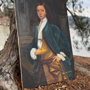Pode incluir: Um retrato antigo de uma pessoa com um casaco verde-azulado, um colete dourado e uma gravata branca. A obra de arte &eacute; definida contra um fundo escuro, com o rosto e as m&atilde;os do sujeito vis&iacute;veis. A pintura &eacute; assinada "H. MEANS".