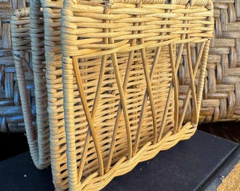 Organizador de correo de mimbre tejido vintage, servilletero, organizador de escritorio de ratán estilo bohemio, cesta de almacenamiento rústica para escritorio o recibidor.