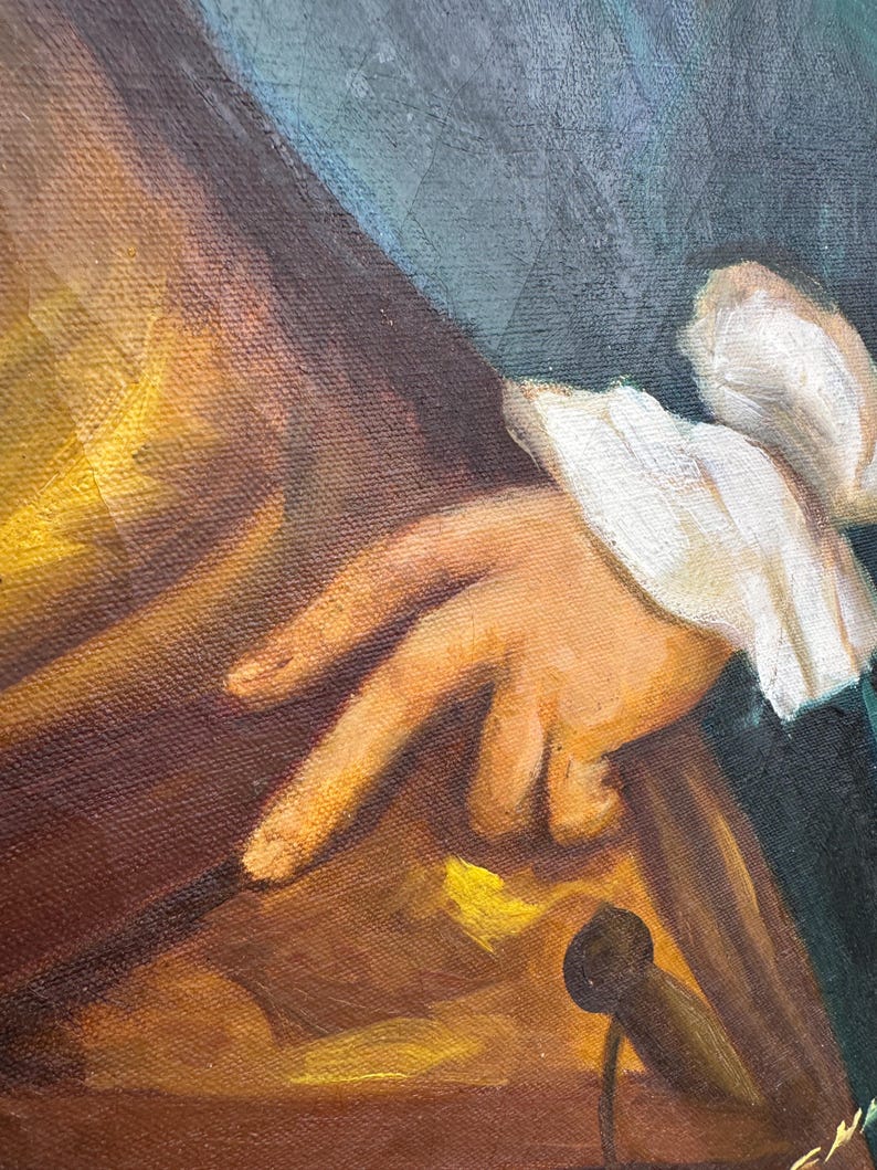 Pode incluir: Pintura a &oacute;leo que retrata uma m&atilde;o com uma manga branca com babados, em um fundo de tons marrons e dourados quentes. A obra apresenta uma pe&ccedil;a de roupa verde escura e um microfone, sugerindo um tema hist&oacute;rico ou teatral.