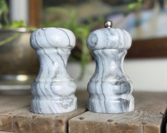 Vintage Marmor Salzstreuer und Pfeffermühle - 4-Zoll-Tischgewürzmühle - Rustikale Küchendekoration