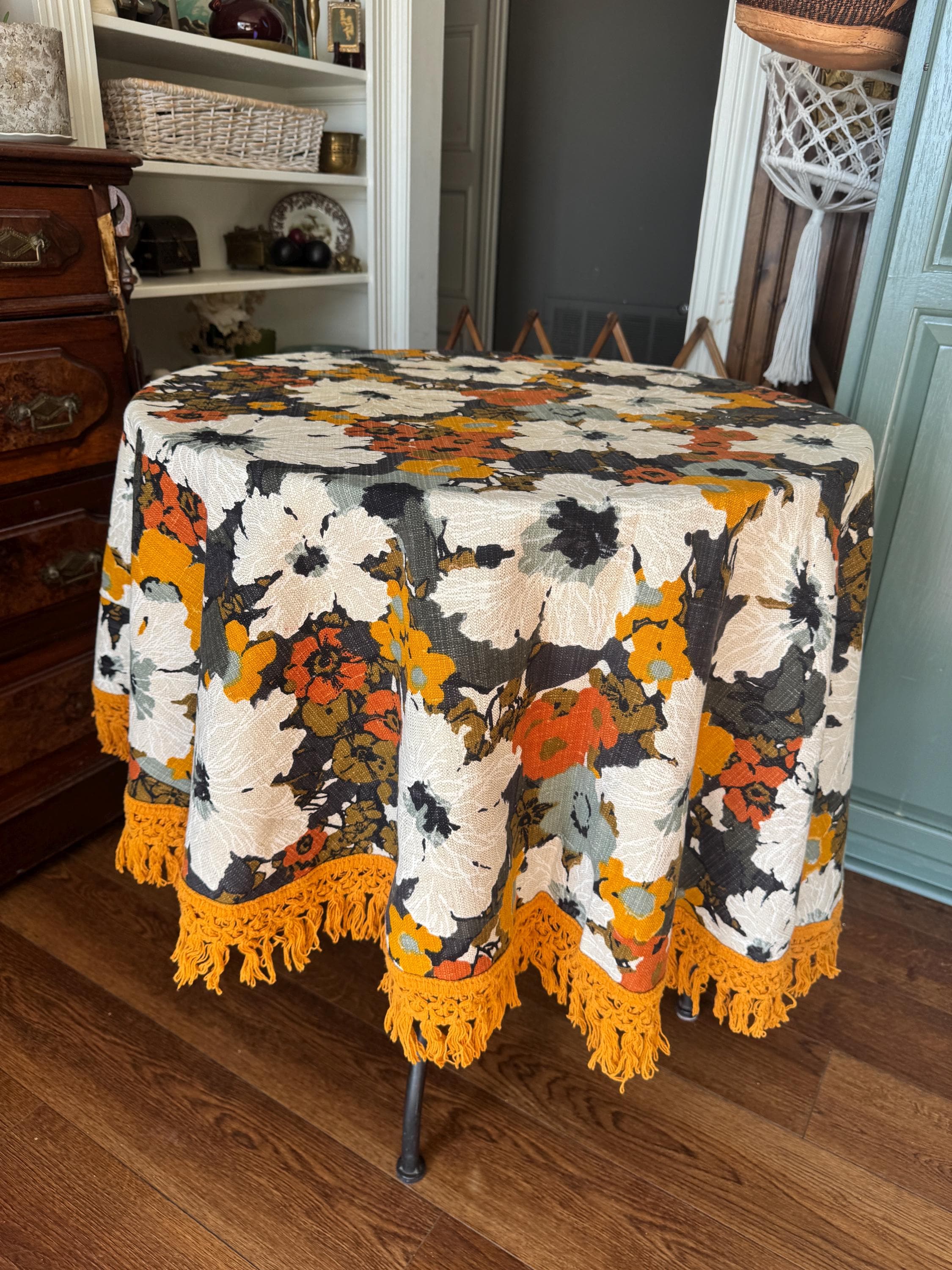ヴィンテージレトロなおしゃれなSTYLED BY Johnbull Co.,Lt Vintage Boho Round Tablecloth - Fringed Floral - 1960s Retro