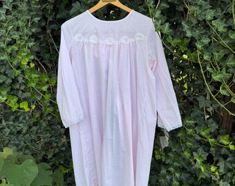 Camicia da notte vintage Pinehurst Lingerie - Rosa e pizzo - Made in USA - Taglia M - Stile cottagecore - Abito da casa - Giacca da letto