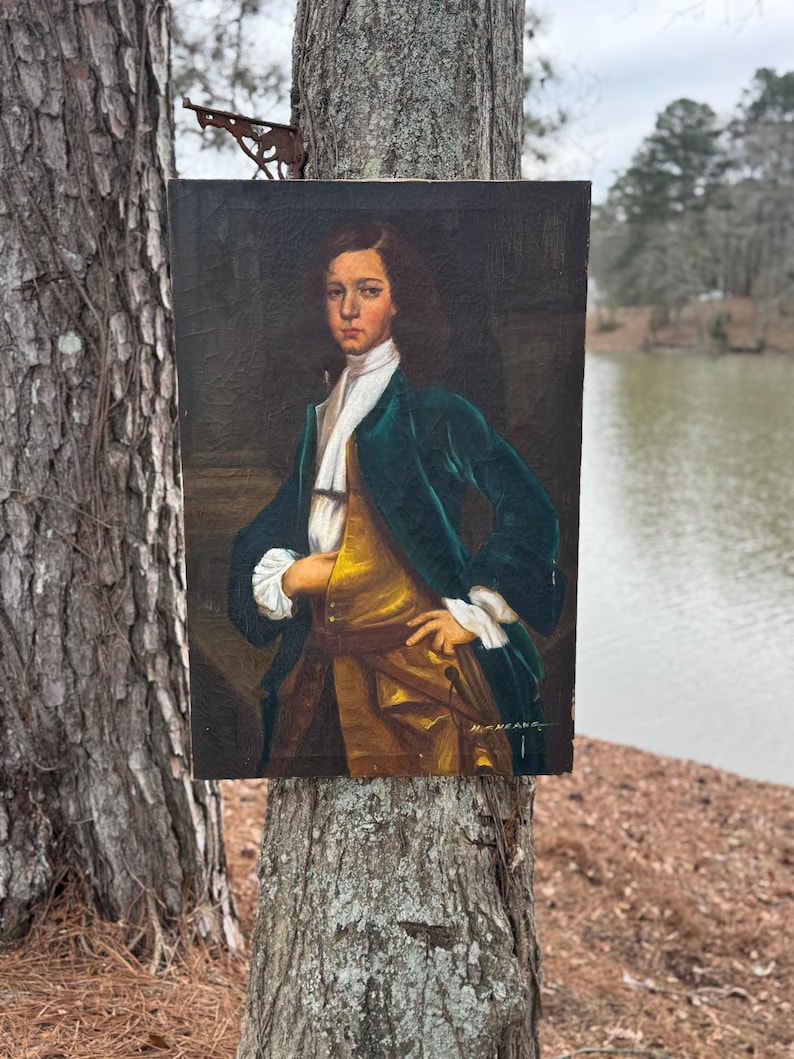 Pode incluir: Uma pintura a &oacute;leo de um jovem com um casaco de veludo verde, colete dourado e gravata branca. O retrato est&aacute; sobre um fundo escuro, com a m&atilde;o do sujeito na anca. A pintura est&aacute; montada numa moldura de madeira.