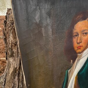 Pode incluir: Uma pintura a &oacute;leo antiga de uma pessoa com um casaco verde, camisa branca e colete amarelo. O retrato tem um fundo escuro e est&aacute; situado num cen&aacute;rio natural ao ar livre. A pintura est&aacute; numa moldura de madeira.