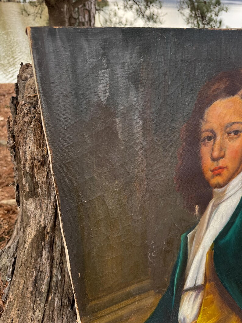 Pode incluir: Uma pintura a &oacute;leo antiga de uma pessoa com um casaco verde, camisa branca e colete amarelo. O retrato tem um fundo escuro e est&aacute; situado num cen&aacute;rio natural ao ar livre. A pintura est&aacute; numa moldura de madeira.