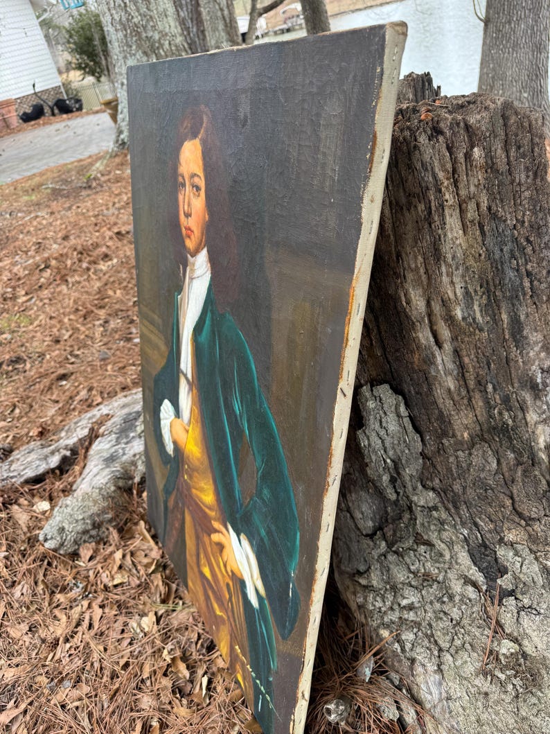 Pode incluir: Uma pintura de retrato antigo de uma pessoa com um casaco verde e um colete amarelo. A pintura tem um fundo escuro e &eacute; emoldurada com uma moldura de madeira de cor clara. O sujeito est&aacute; olhando para o espectador.