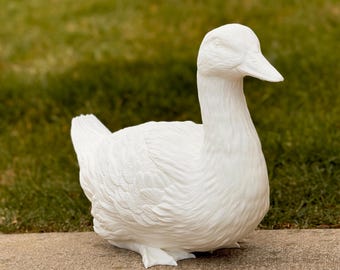 White Goose Garden Statue Outdoor Duck Sculpture Yard Ornament Farmhouse Lawn Decor Elegant Bird Figurine Patio Porch Decoration