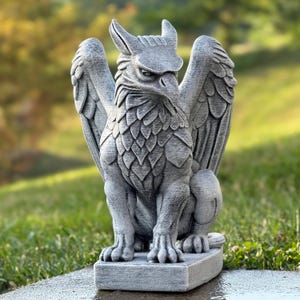 Concrete Griffin Statue Mythical Creature Garden Sculpture Fantasy Outdoor Decor Cement Winged Lion Bird Gothic Yard Ornament