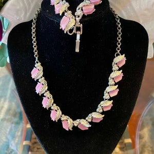 Mid-Century Post-War Lavender Pink Moon Glow Thermoset Demi Parure Leaf & Berries Necklace Bracelet Set
