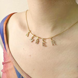 Elegante collar inicial en oro o plata - colgante de letra personalizado, gargantilla con nombre colgante, regalo de joyería único para ella, joyería hecha a mano