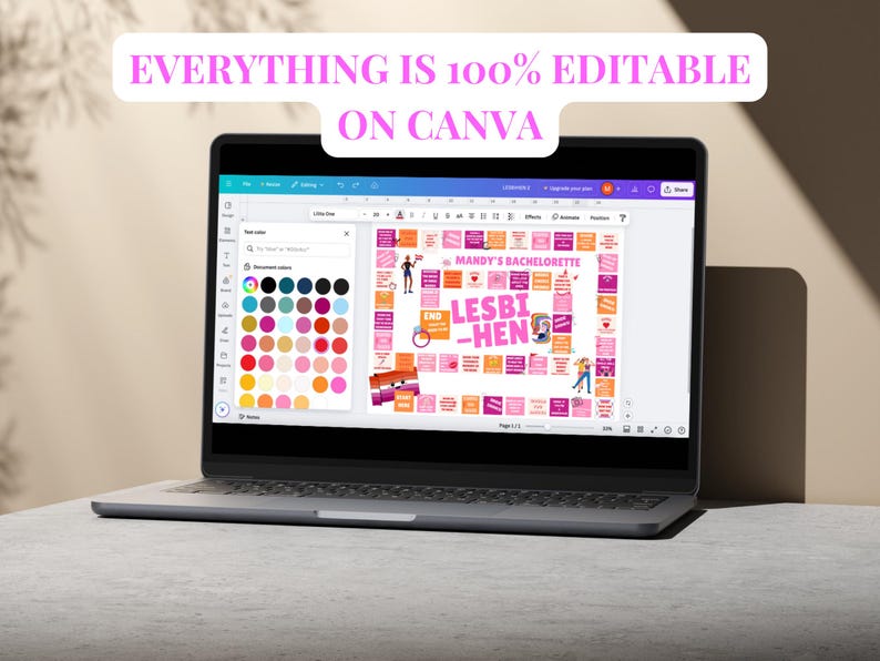 K&ouml;nnte beinhalten: Ein Laptop-Bildschirm zeigt ein digitales Spielbrett mit rosa und orangefarbenen Feldern. Das Spielbrett tr&auml;gt den Titel "Mandy's Bachelorette Lesbi-Hen". Der Text "Everything is 100% Editable on Canva" wird &uuml;ber dem Laptop angezeigt.