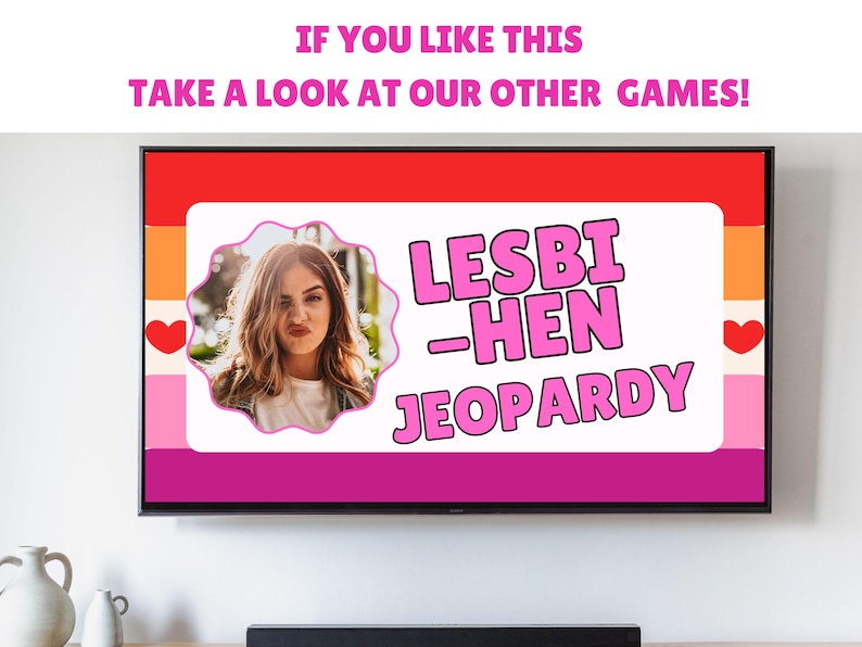 K&ouml;nnte beinhalten: Ein rosa-wei&szlig;er Fernsehbildschirm, auf dem eine Spielshow namens "Lesbi-Hen Jeopardy" zu sehen ist. Die Spielshow zeigt das Gesicht einer Frau in einem rosa Kreis und den Text "Lesbi-Hen Jeopardy" in rosa Buchstaben mit schwarzem Umriss.