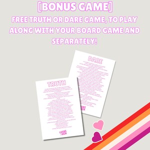 K&ouml;nnte beinhalten: Zwei wei&szlig;e Karten mit rosa Text, eine mit der Aufschrift "Truth" und die andere mit "Dare", mit einer Liste von Aufforderungen f&uuml;r ein Wahrheit-oder-Pflicht-Spiel. Die Karten befinden sich auf einem wei&szlig;en Hintergrund mit einem Regenbogenstreifen in der unteren rechten Ecke.