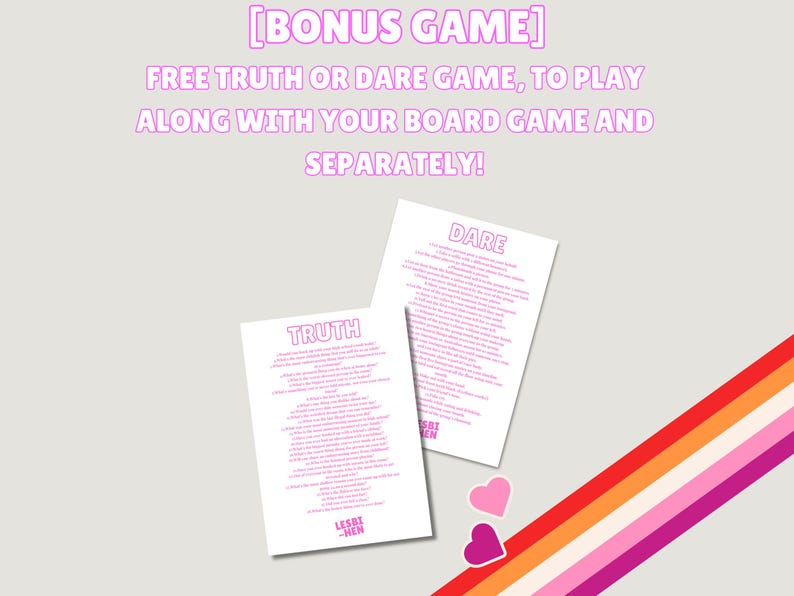 K&ouml;nnte beinhalten: Zwei wei&szlig;e Karten mit rosa Text, eine mit der Aufschrift "Truth" und die andere mit "Dare", mit einer Liste von Aufforderungen f&uuml;r ein Wahrheit-oder-Pflicht-Spiel. Die Karten befinden sich auf einem wei&szlig;en Hintergrund mit einem Regenbogenstreifen in der unteren rechten Ecke.