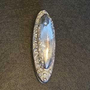 Puede incluir: Un juego de tres tazas de cerámica con un acabado mate moteado. Las tazas son en tonos crema, gris claro y gris oscuro. Cada taza tiene un diseño simple y minimalista, ideal para café o té.