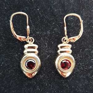 Stunning Vintage 14K Gold Genuine Deep Red Garnet Dangle Earrings – Elegant & Precious