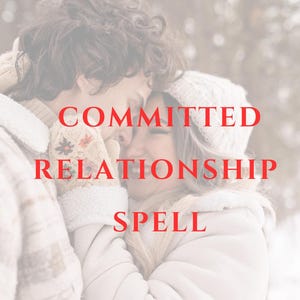 Può includere: Immagine di una coppia che si abbraccia, con la scritta rossa "COMMITTED RELATIONSHIP SPELL" sovrapposta. Lo sfondo sfocato suggerisce un'ambientazione invernale. La coppia indossa abiti invernali, come un cappello e guanti.