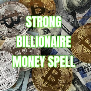 Könnte beinhalten: Eine Nahaufnahme von goldenen und silbernen Bitcoin-Münzen mit dem Text "STRONG BILLIONAIRE MONEY SPELL", der über die Münzen gelegt ist. Die Münzen liegen auf US-Dollar-Scheinen.