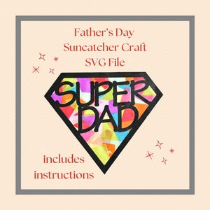 Può includere: Un file SVG per un lavoretto di acchiappasole per la festa del papà. Il design presenta una forma a diamante nero con le parole "SUPER DAD" in grassetto. Il diamante è riempito di carta velina colorata. È presente anche il testo "includes instructions".