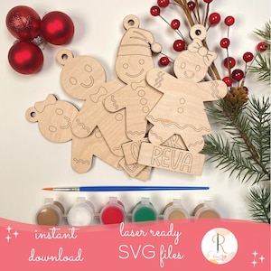 Puede incluir: Un kit de manualidades para adornos navideños de hombre de jengibre con recortes de madera, botes de pintura y un pincel. El kit incluye formas de hombre y mujer de jengibre, un adorno en forma de lazo y una placa con el nombre "REVA".