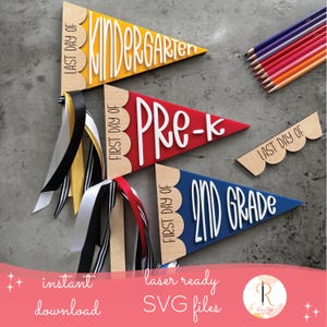 Op de afbeelding: Houten wimpelvlaggen in geel, rood en blauw, met witte letters voor "Kindergarten", "Pre-k" en "2nd Grade". Elke vlag heeft decoratieve linten en de tekst "First Day Of" of "Last Day Of". De afbeelding bevat ook kleurpotloden.