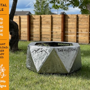 Puede incluir: Un pozo de fuego de metal plateado con un diseño geométrico. El pozo de fuego tiene un diseño de cordillera y el texto "The Haydens" grabado en la parte delantera.