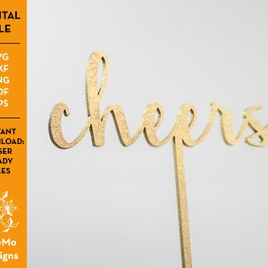 Könnte beinhalten: Goldener Glitzer-Schriftzug "cheers" auf einem Stiel, perfekt für eine Hochzeit oder Party.