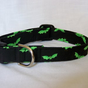 Benutzerdefinierte Designer Hundehalsband - Halloween mit grünen Fledermäusen niedlich