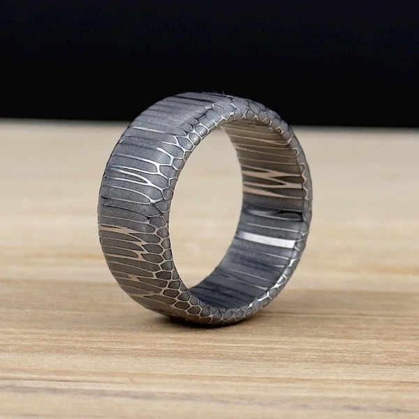 Handgemaakte Vegas Forge damascus stalen ring – met spirograaf geëtste band